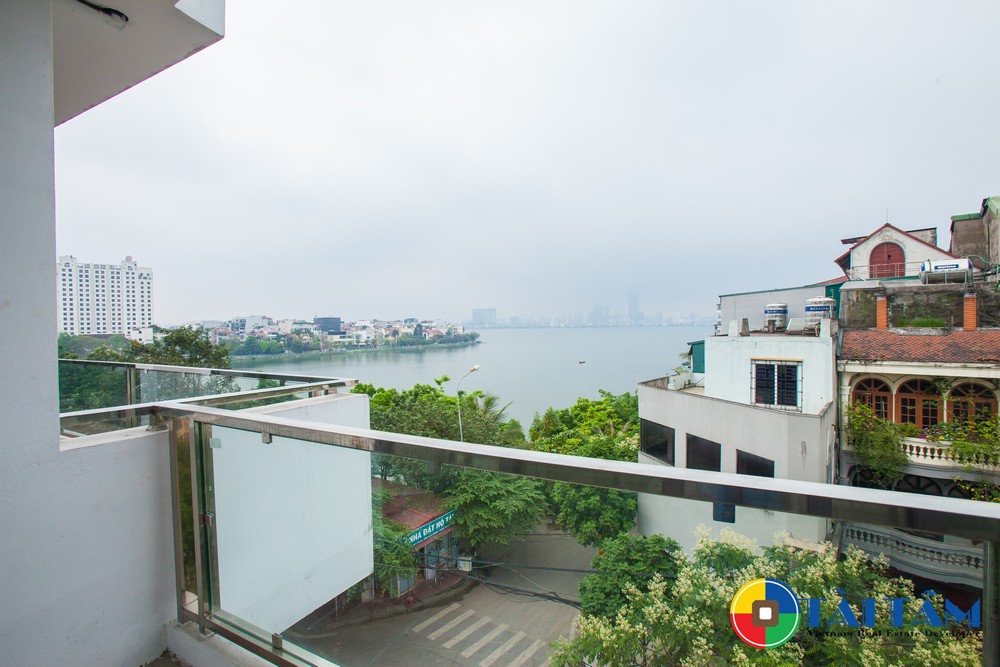 ban công nhìn ra Hồ Tây tại Tài Tâm Grand Spring Suites West Lake